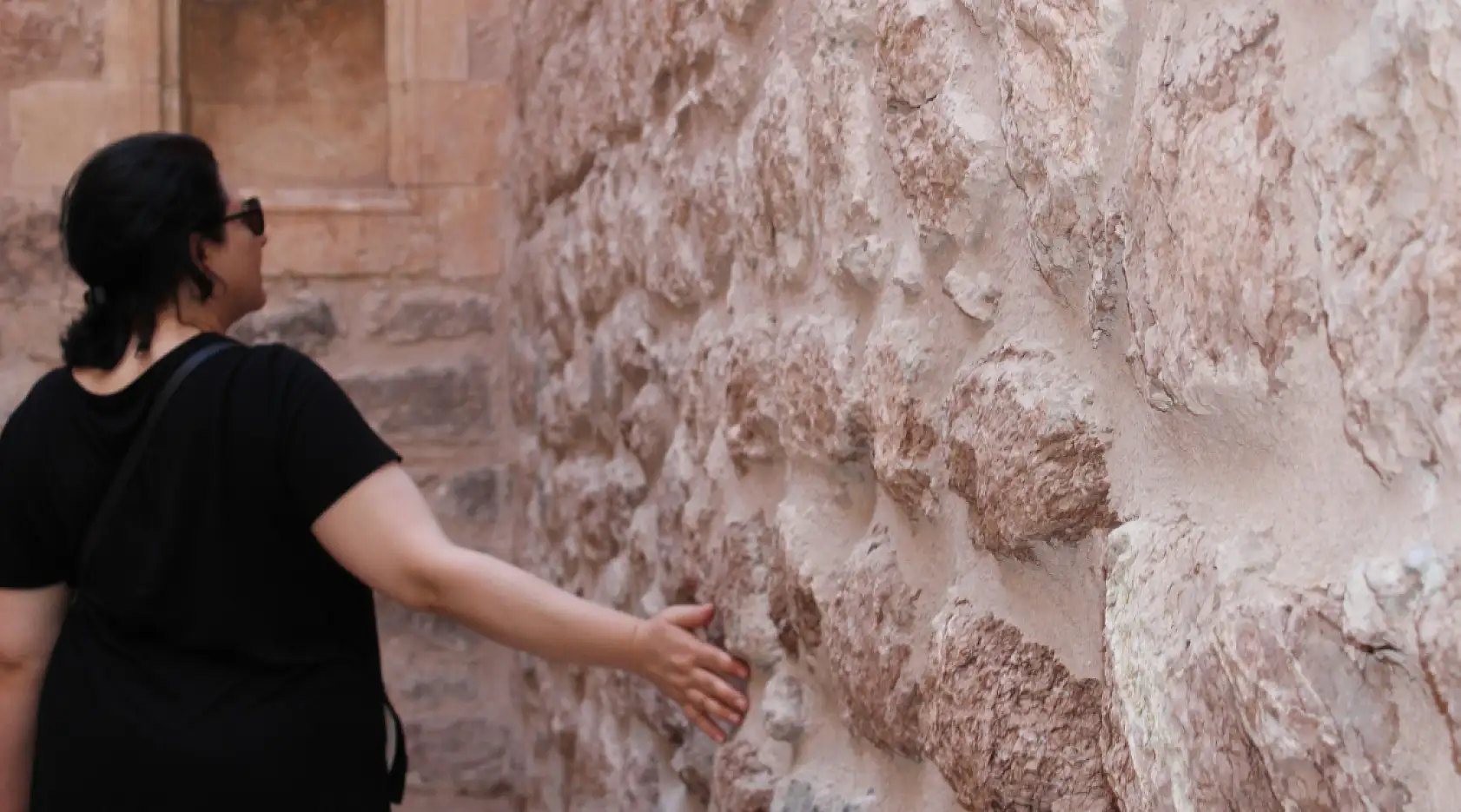 Doğunun incisi, taşlarındaki sırlarla ziyaretçilerini büyülüyor