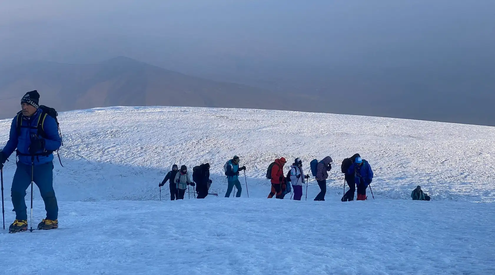 Ağrı Dağı'nın zirvesi bu dönem buz kesti