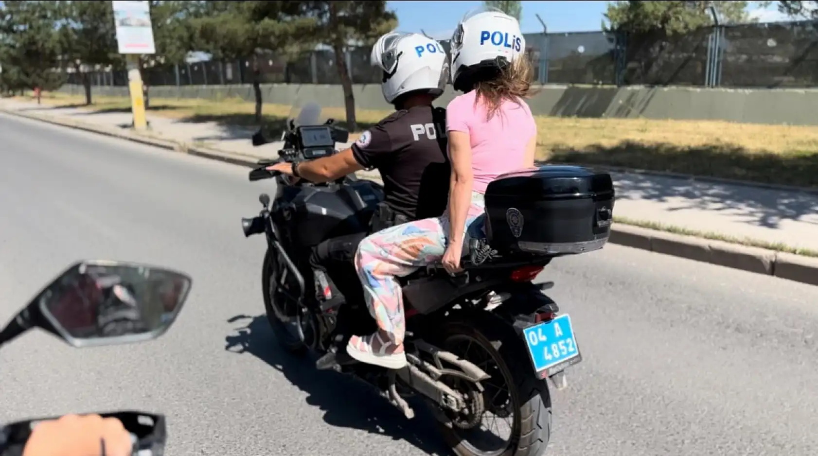 Ağrı'da sınav sabahı panikleyen öğrencilerin yardımına polis yetişti