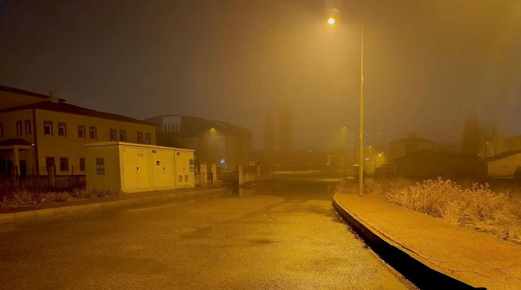 Ağrı'da yağmur sonrası sokaklar boş kaldı, sis etkili oldu