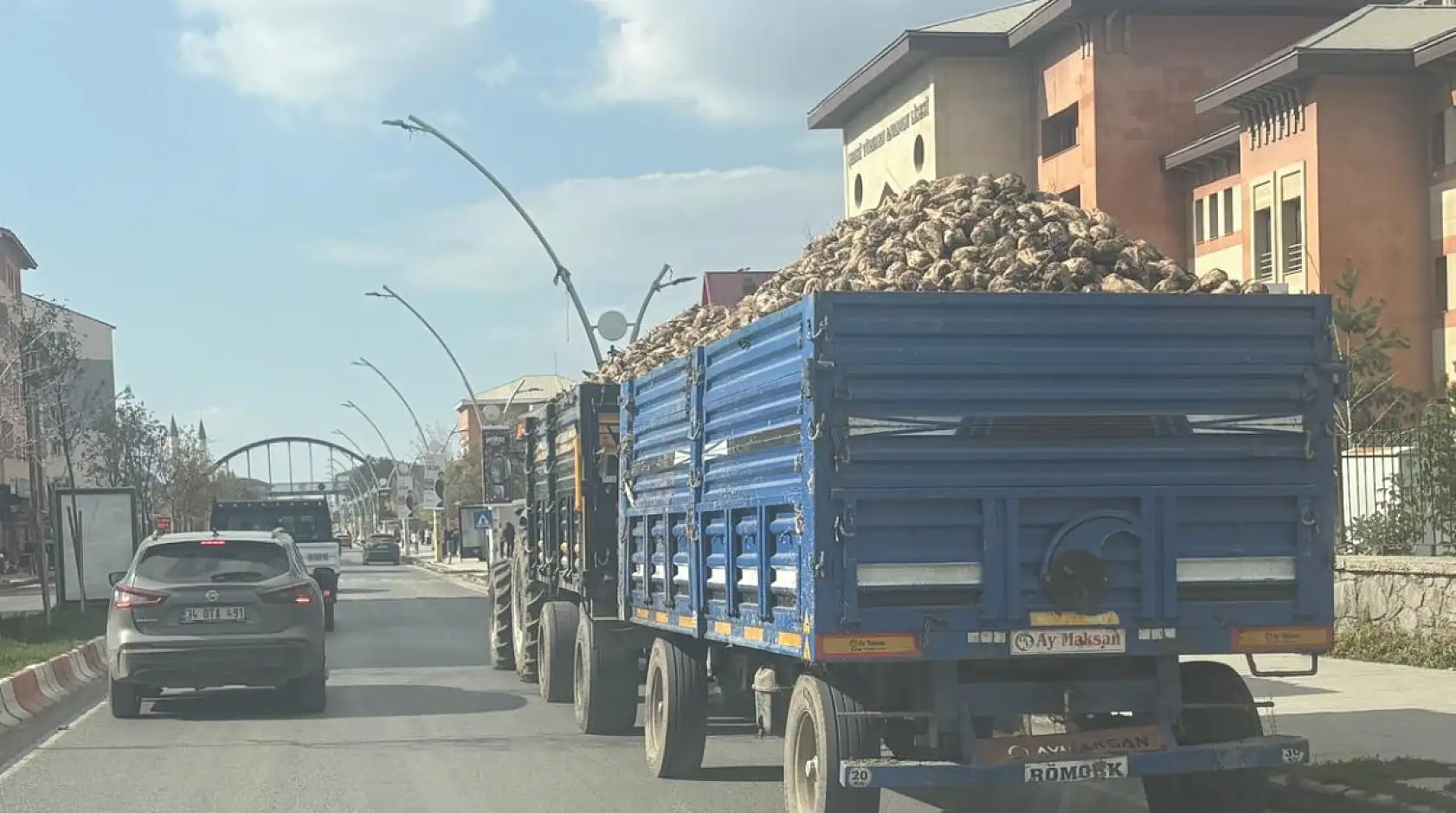 Ağrı'da pancar yüklü traktörler tehlike saçıyor! Çetin'den acil önlem çağrısı