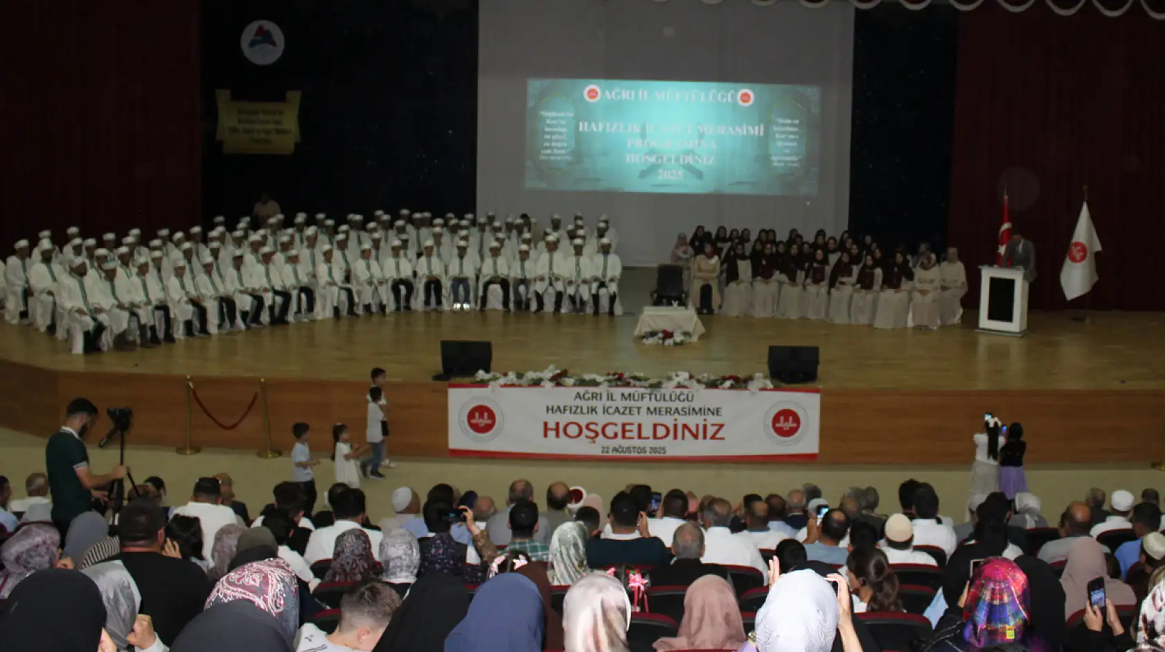 Kur'an nesli yetişiyor: Ağrı'da 117 hafız belgelerini aldı