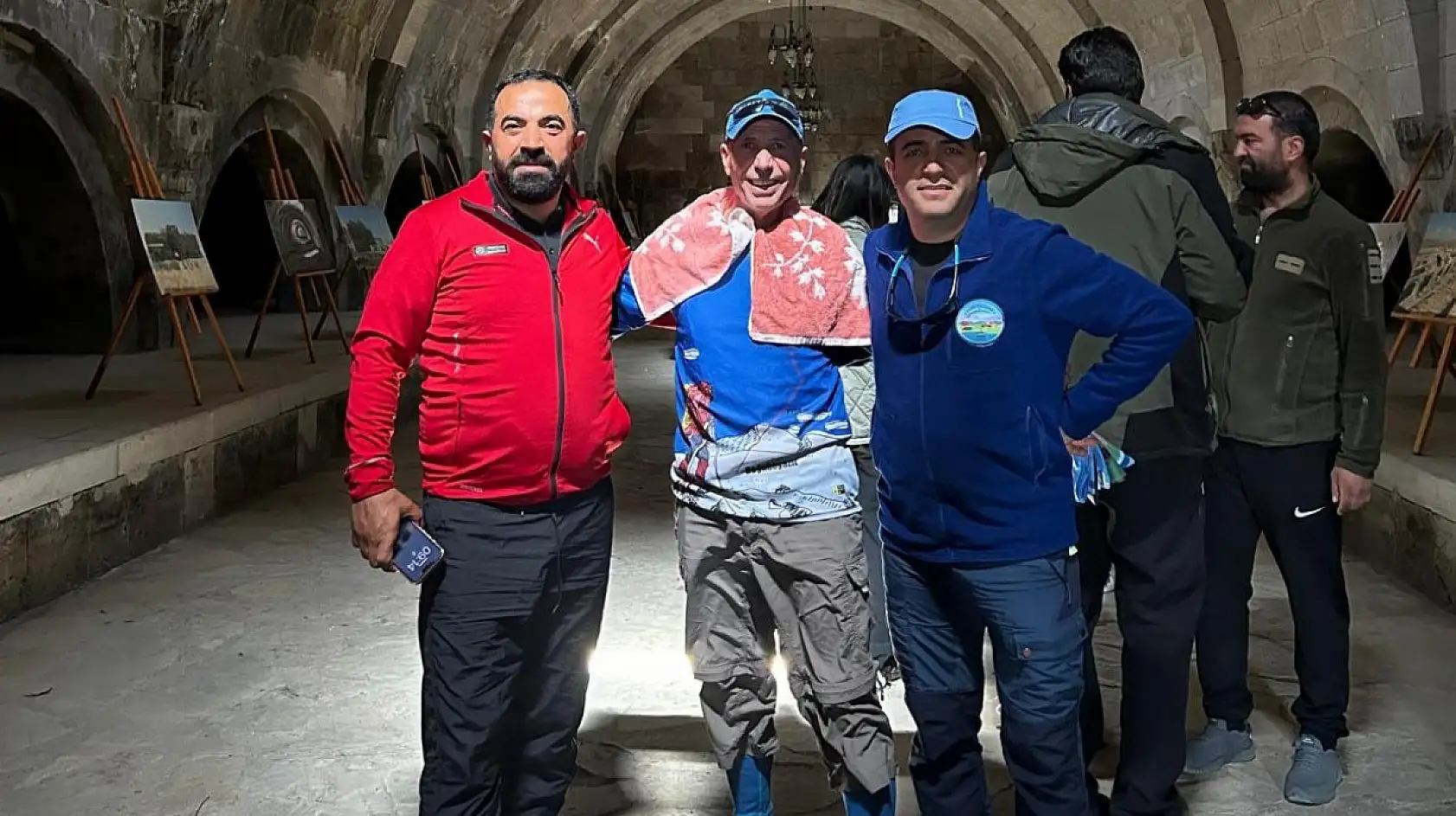 Doğubayazıtlı doğaseverler bu kez Harmandöven Kervansarayı'nı keşfetti