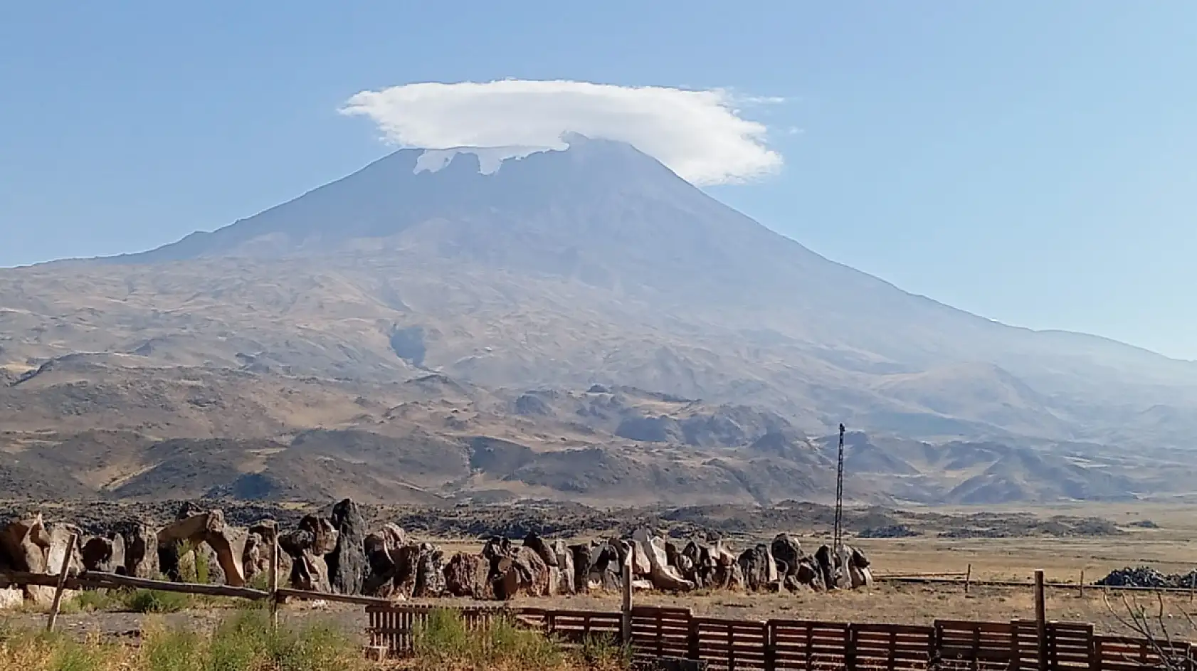 Zirvede ilgi çeken manzara: Ağrı Dağı 'şapka' taktı