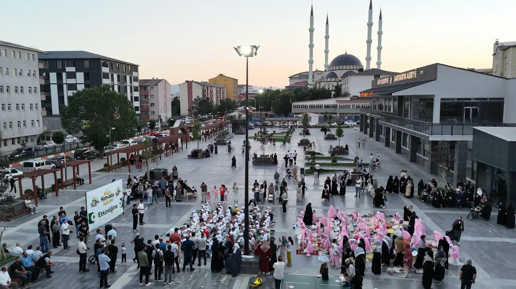 Ağrı'da yüzlerce çocuk namaz için yürüdü: Kent meydanında buluştular