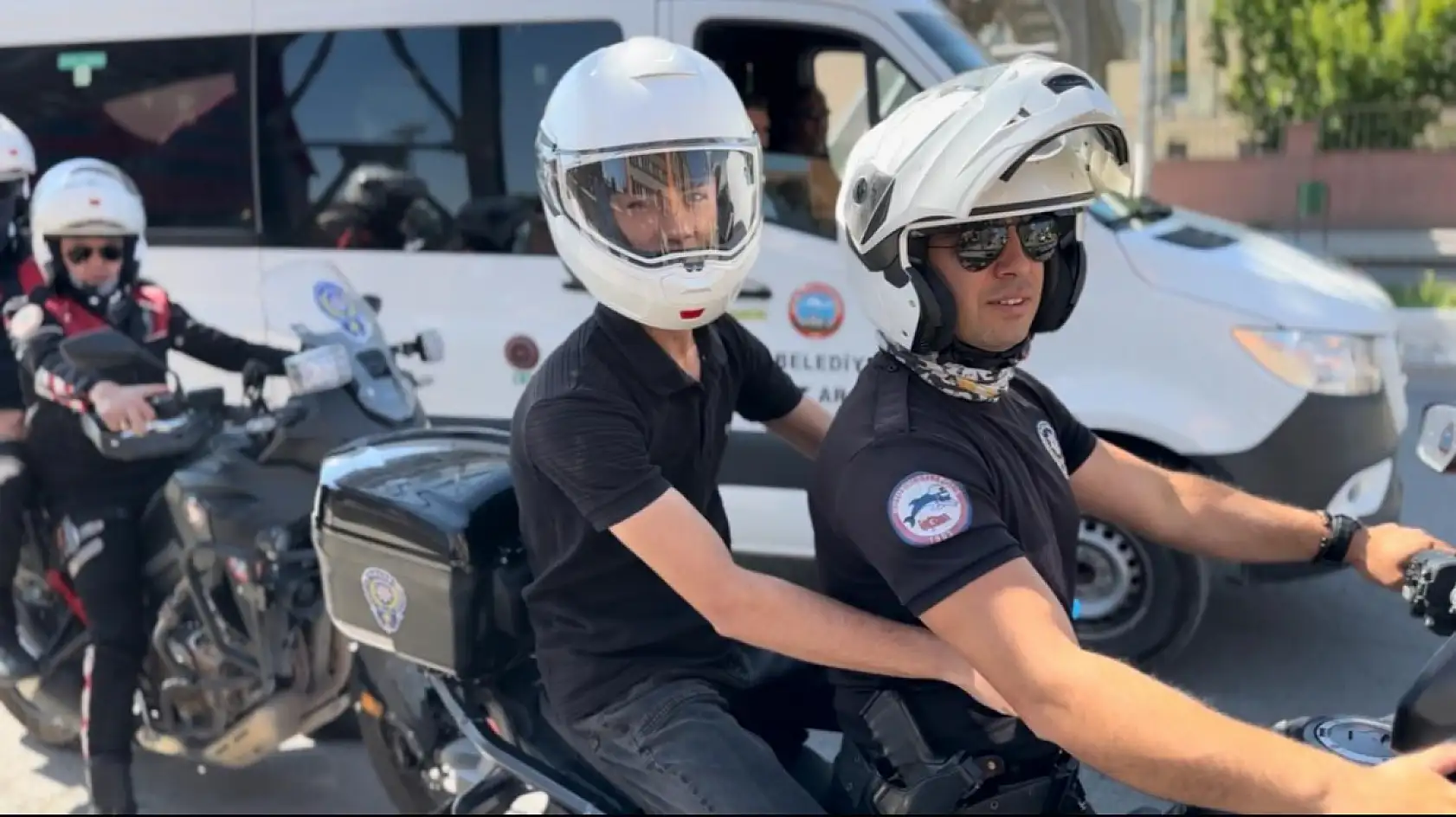 Ağrı'da sınav sabahı panikleyen öğrencilerin yardımına polis yetişti