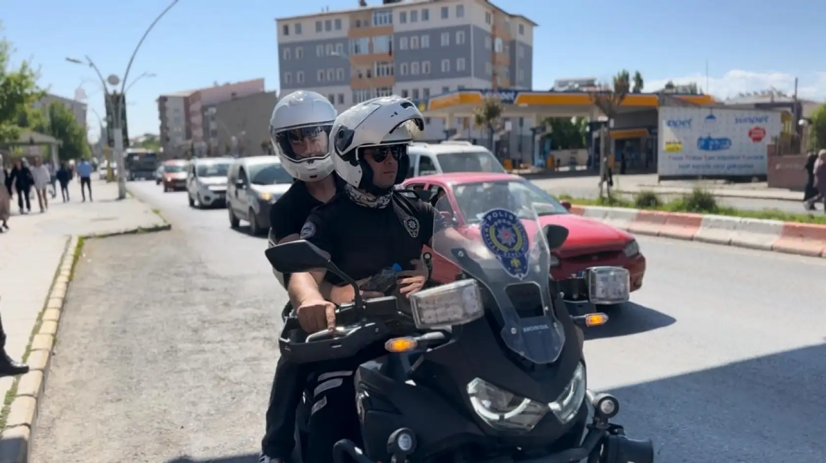 Ağrı'da sınav sabahı panikleyen öğrencilerin yardımına polis yetişti