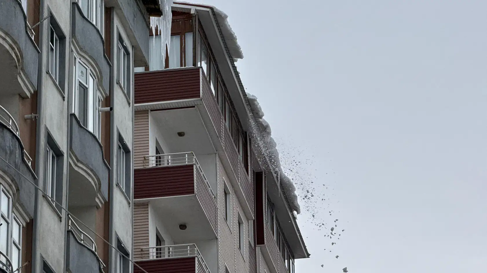 Ağrı'da çatıdan düşen kar kafeyi yerle bir etti