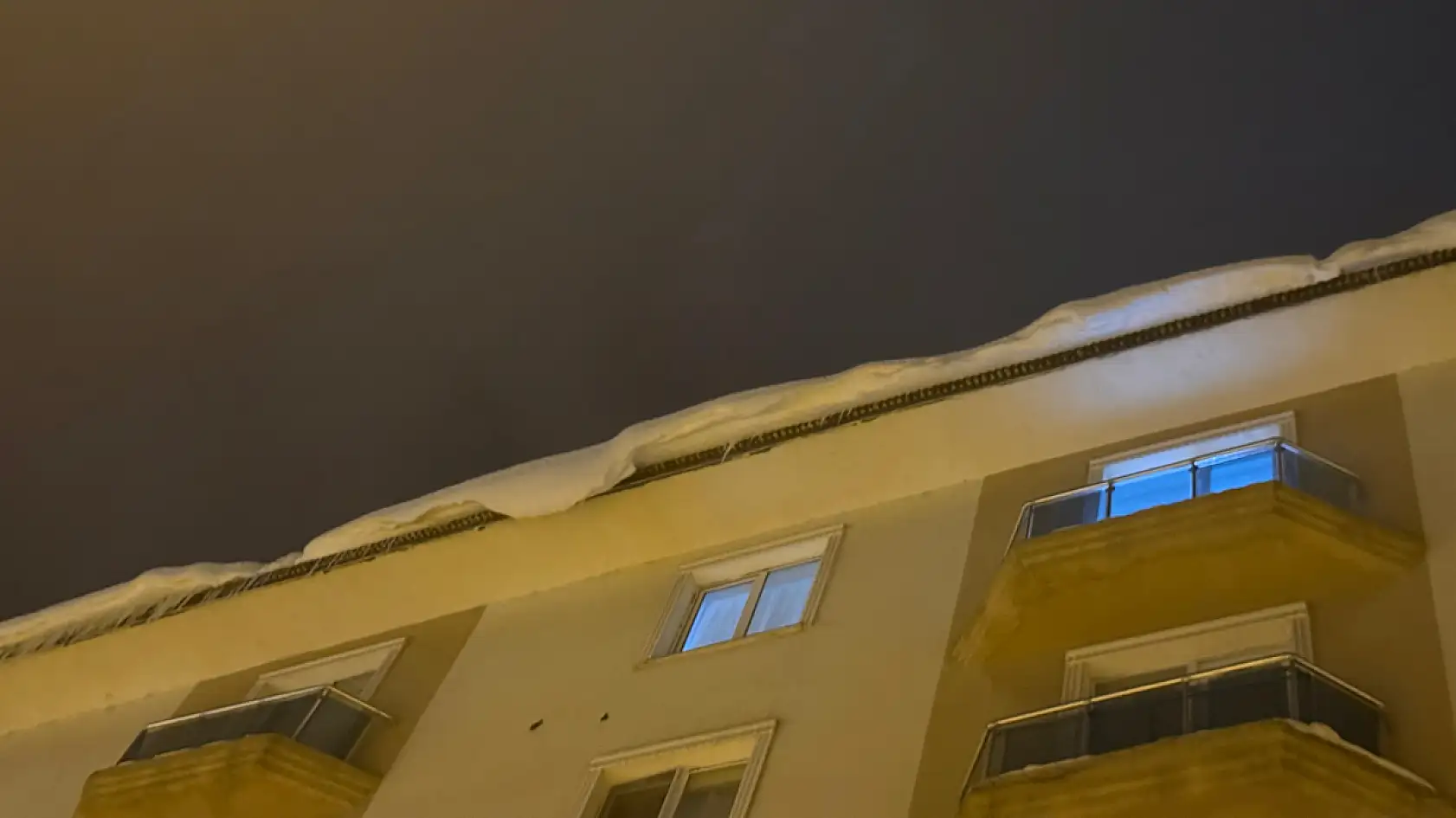 Ağrı'da çatılardan düşen kar araçları vurdu