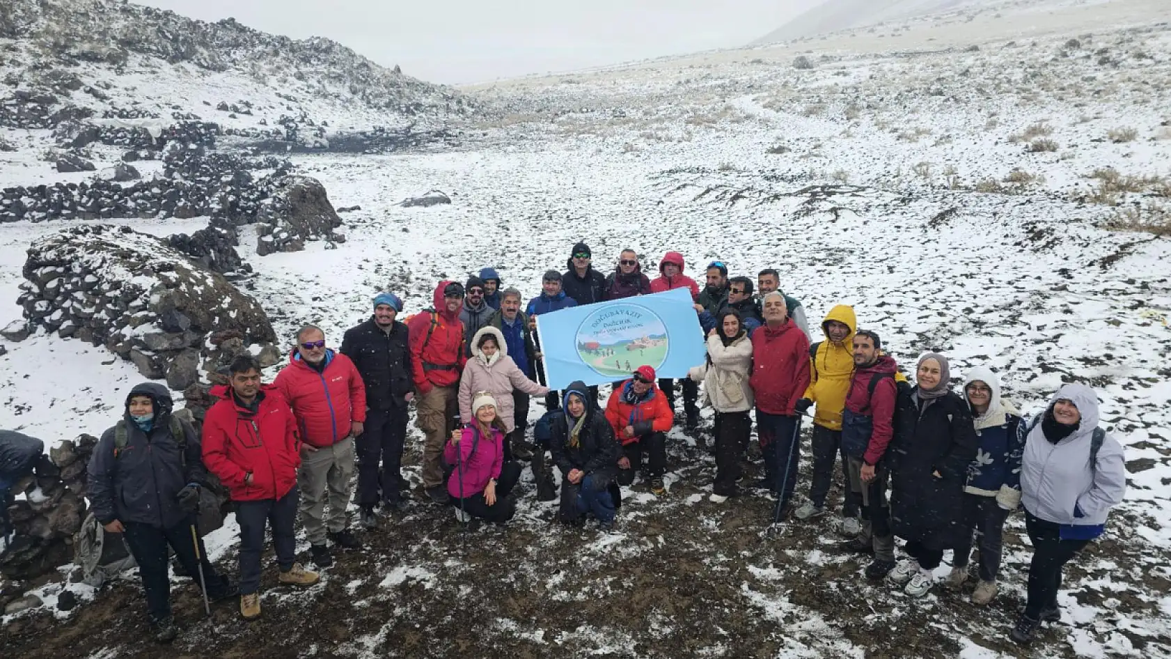 Doğubayazıt'ın doğa tutkunları kar kış dinlemeden yürüyüşlerini tamamladı