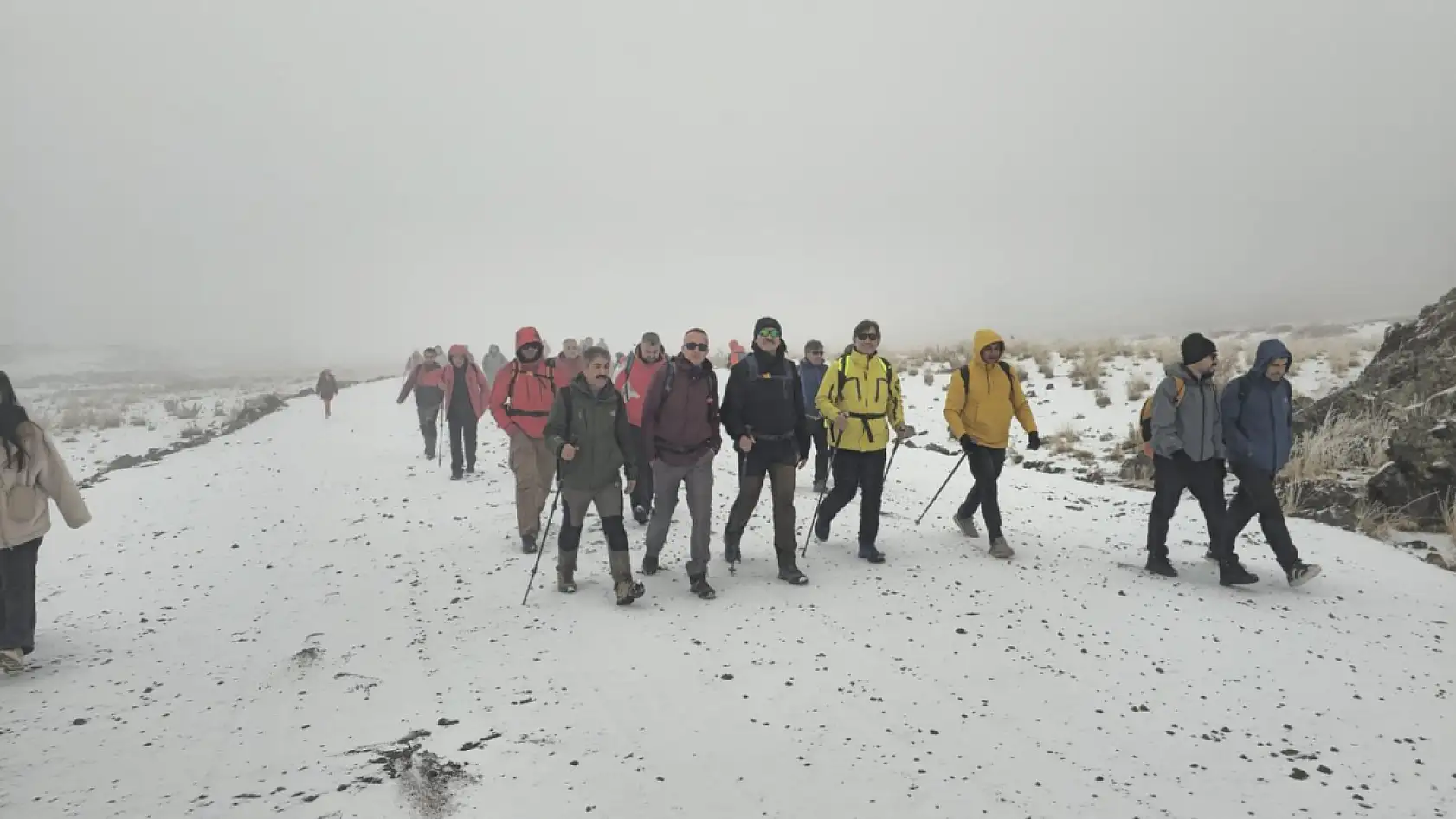 Doğubayazıt'ın doğa tutkunları kar kış dinlemeden yürüyüşlerini tamamladı