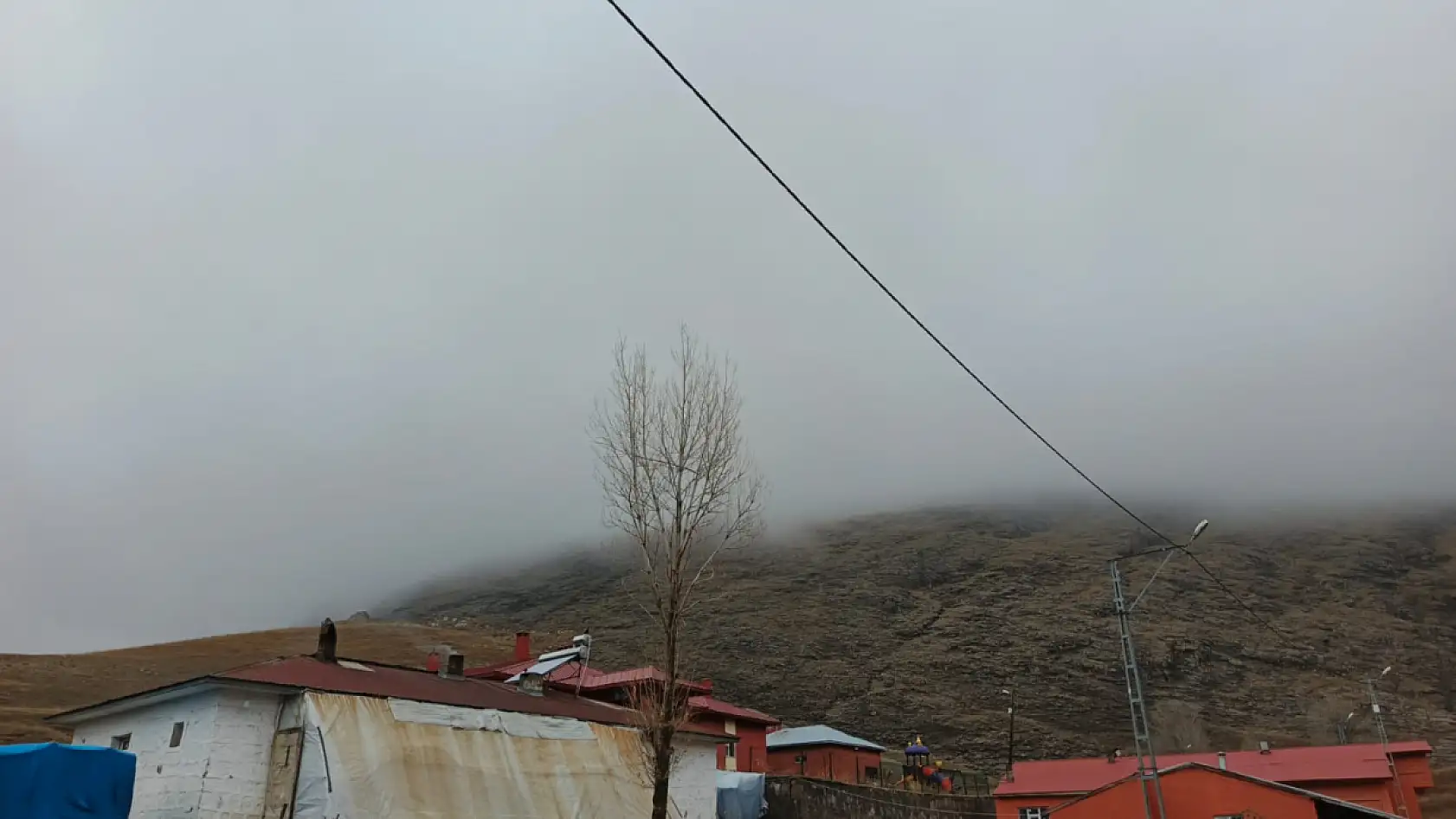 Dede Maksut Köyü'nde kar beklenirken sis bastı