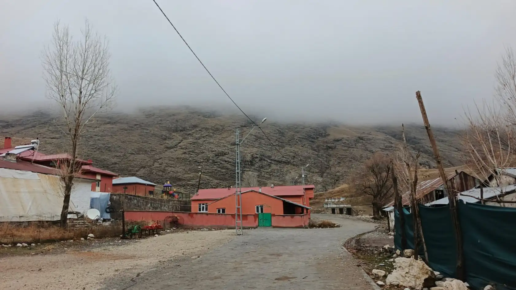 Dede Maksut Köyü'nde kar beklenirken sis bastı