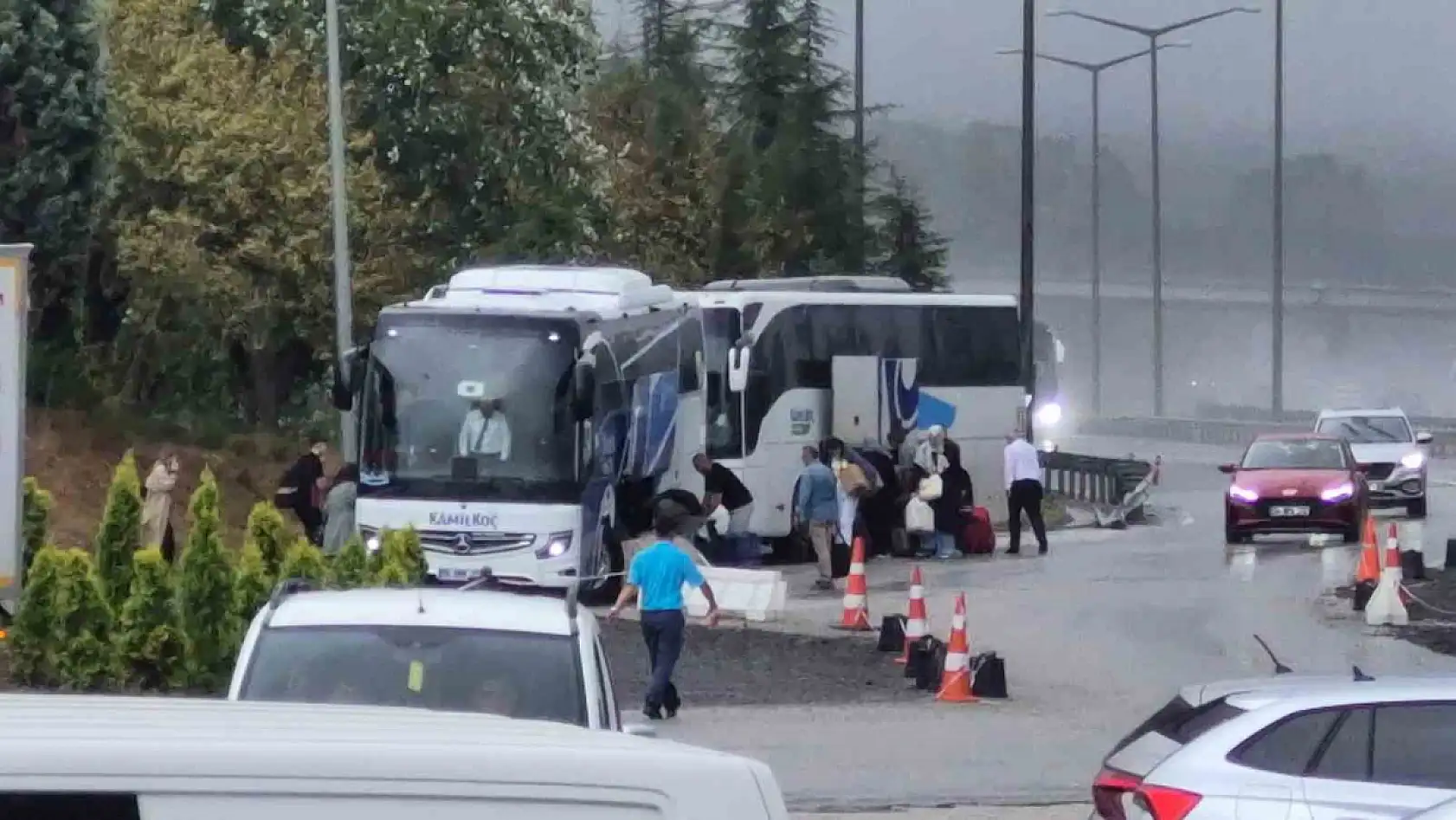 Ağrı otobüsü Düzce'de kaza yaptı! Yolcular çareyi bagaj kapağında buldu