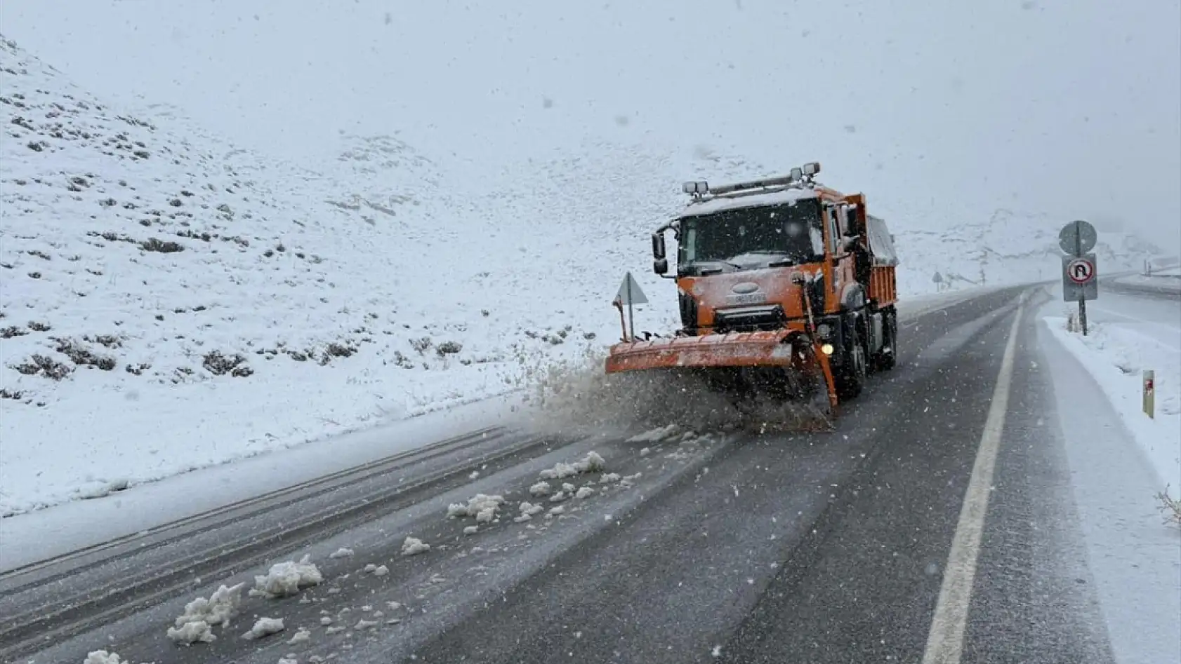 Van ve Bitlis'te kar yağışı etkili oldu