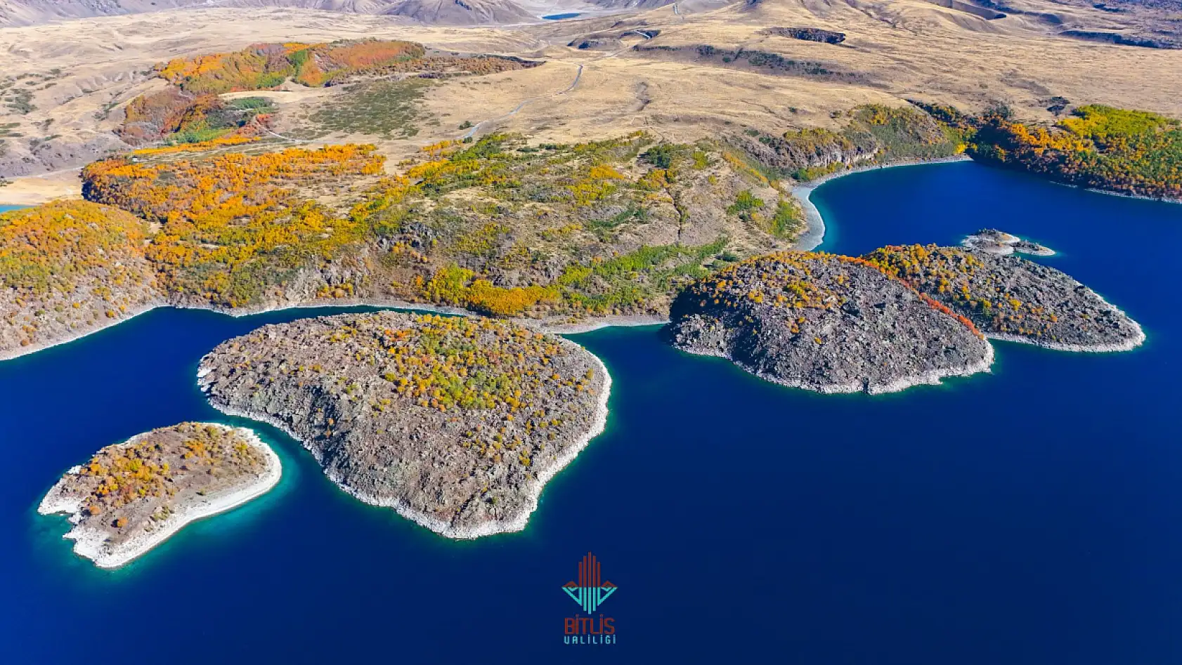 Bitlis'in Doğal Güzelliği: Nemrut Krater Gölü Sonbaharda Ziyaretçilerini Bekliyor
