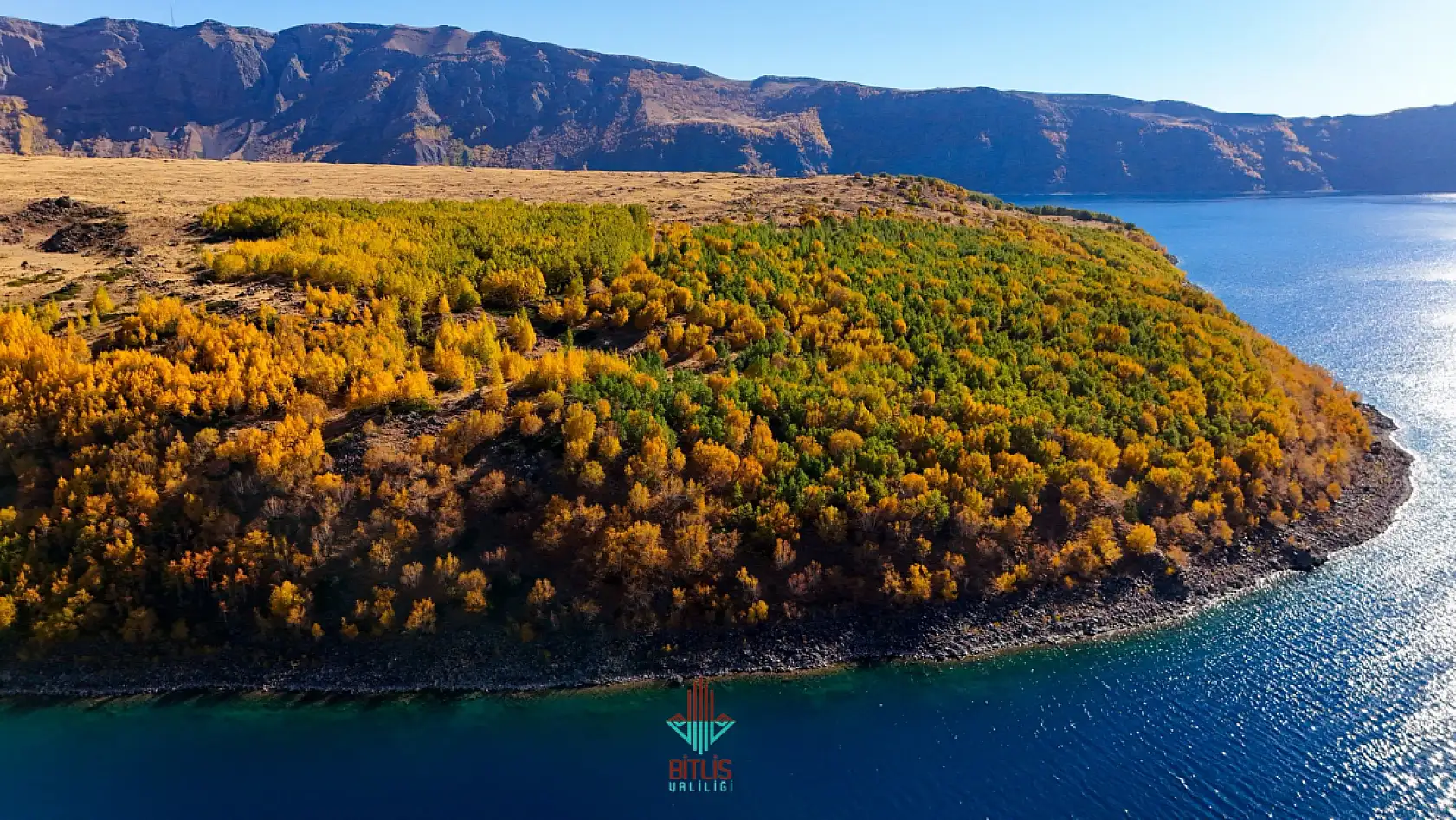 Bitlis'in Doğal Güzelliği: Nemrut Krater Gölü Sonbaharda Ziyaretçilerini Bekliyor