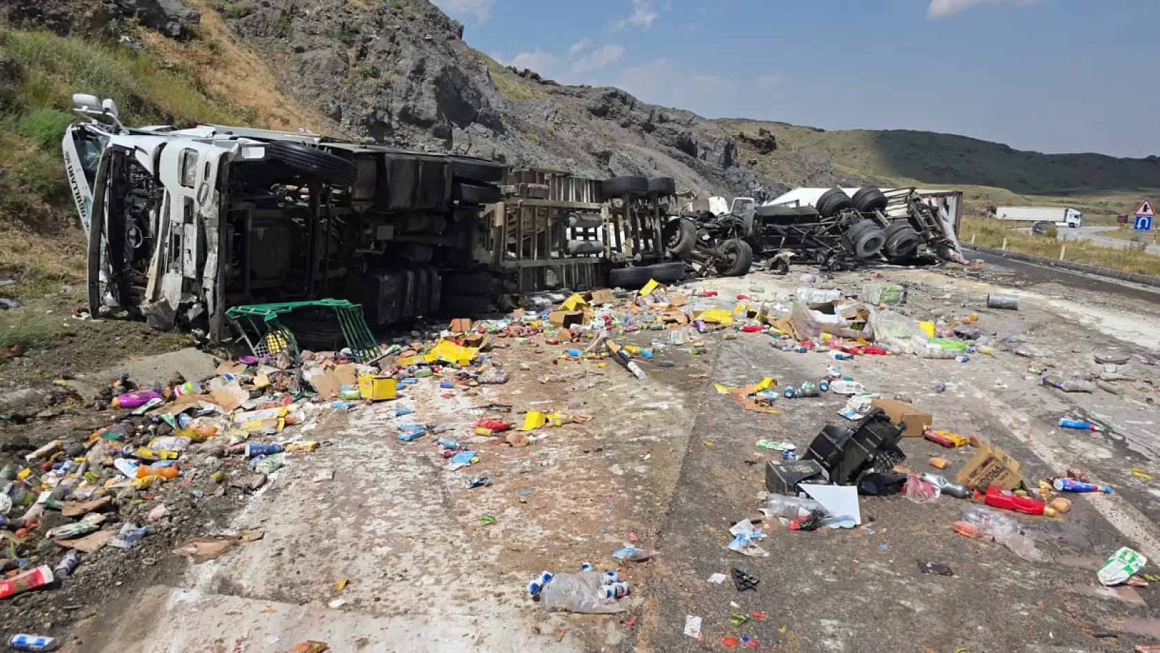 Tendürek'te iki tırın karıştığı kaza sonrası yol savaş alanına döndü