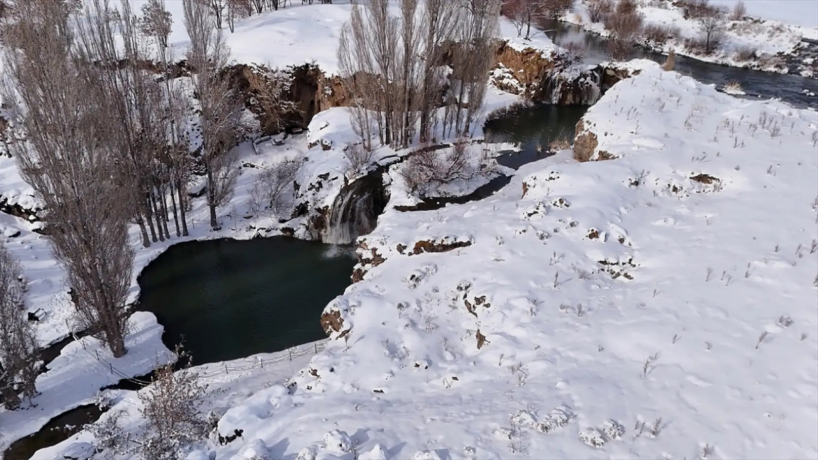 Doğunun incisi Muradiye Şelalesi dondu