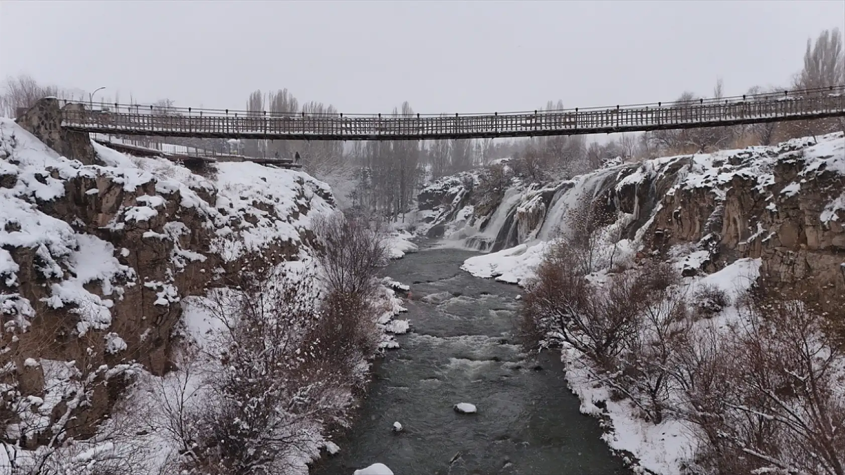 Doğunun incisi Muradiye Şelalesi dondu