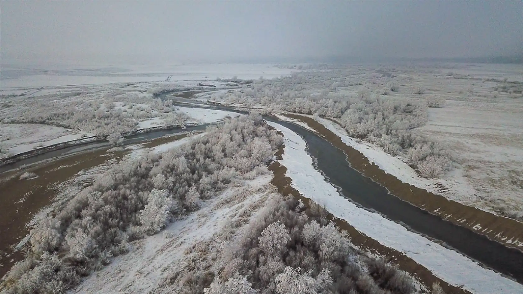 Ağrı'da soğuk hava ve sis kartpostallık görüntüler oluşturdu