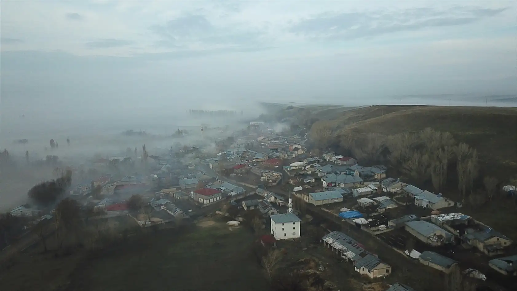 Ağrı'da sabah sis çöktü trafikte görüş mesafesi düştü