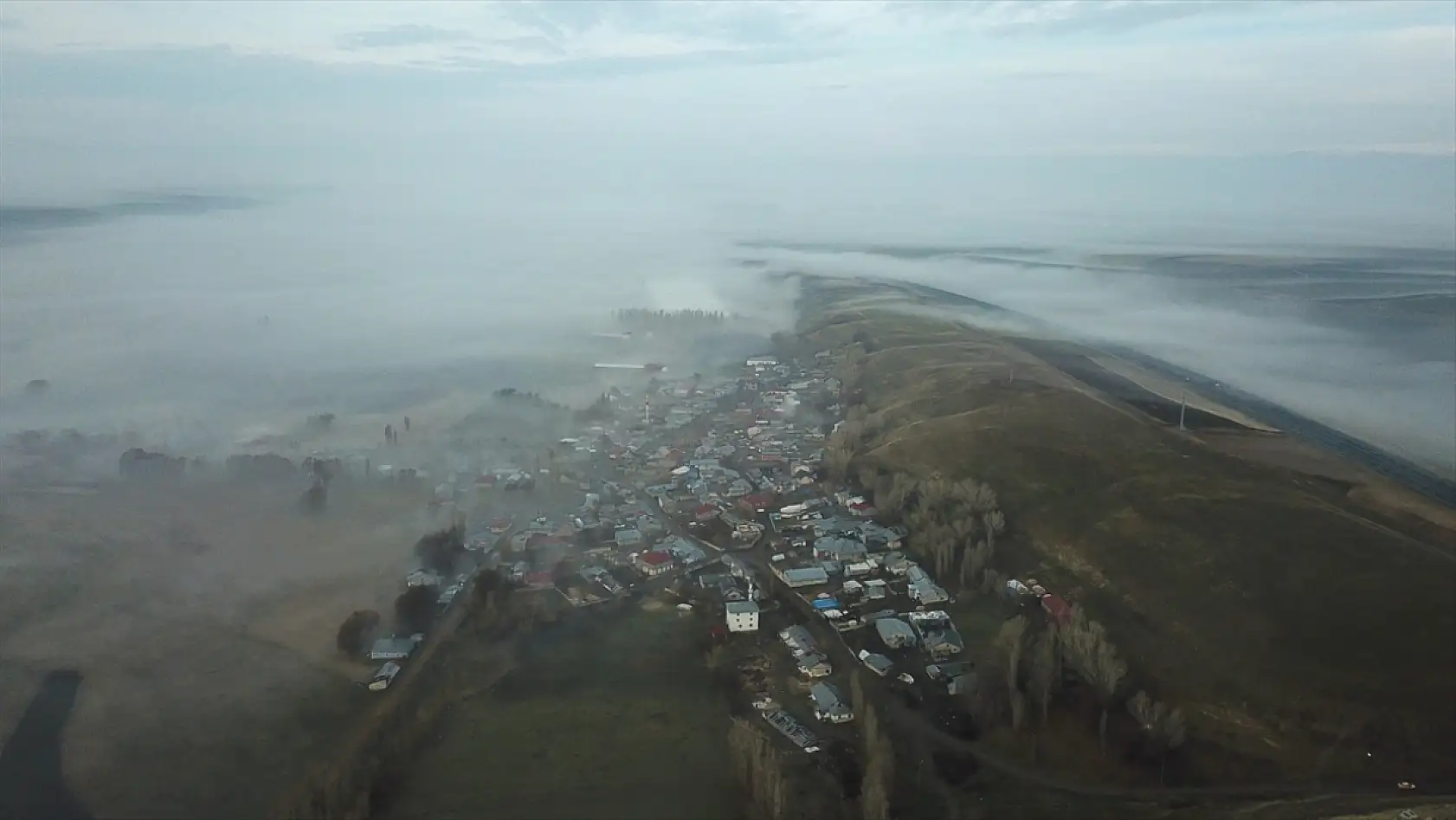 Ağrı'da sabah sis çöktü trafikte görüş mesafesi düştü