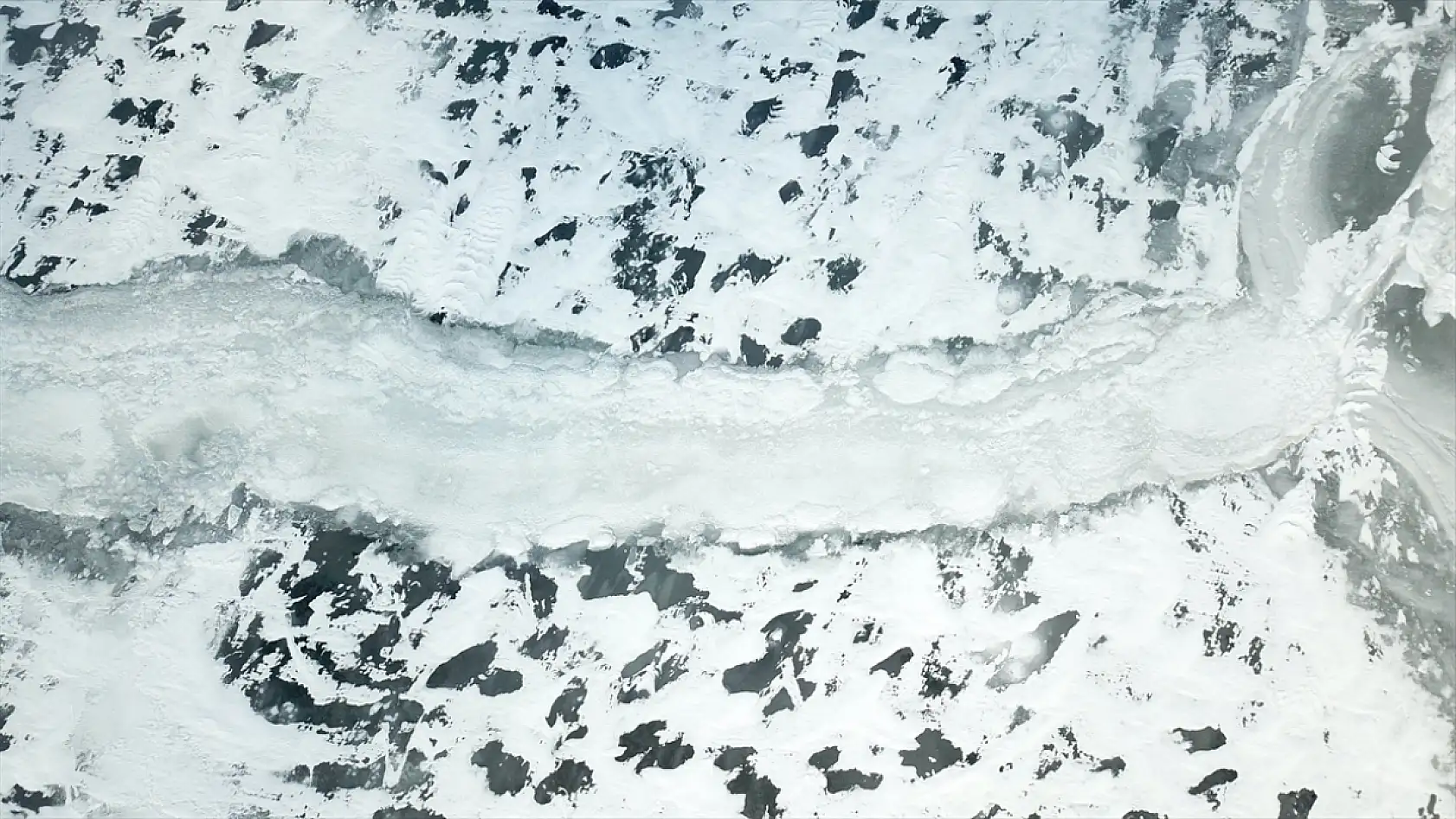 Taşlıçay'da soğuk hava Derecik Barajı'nı esir aldı