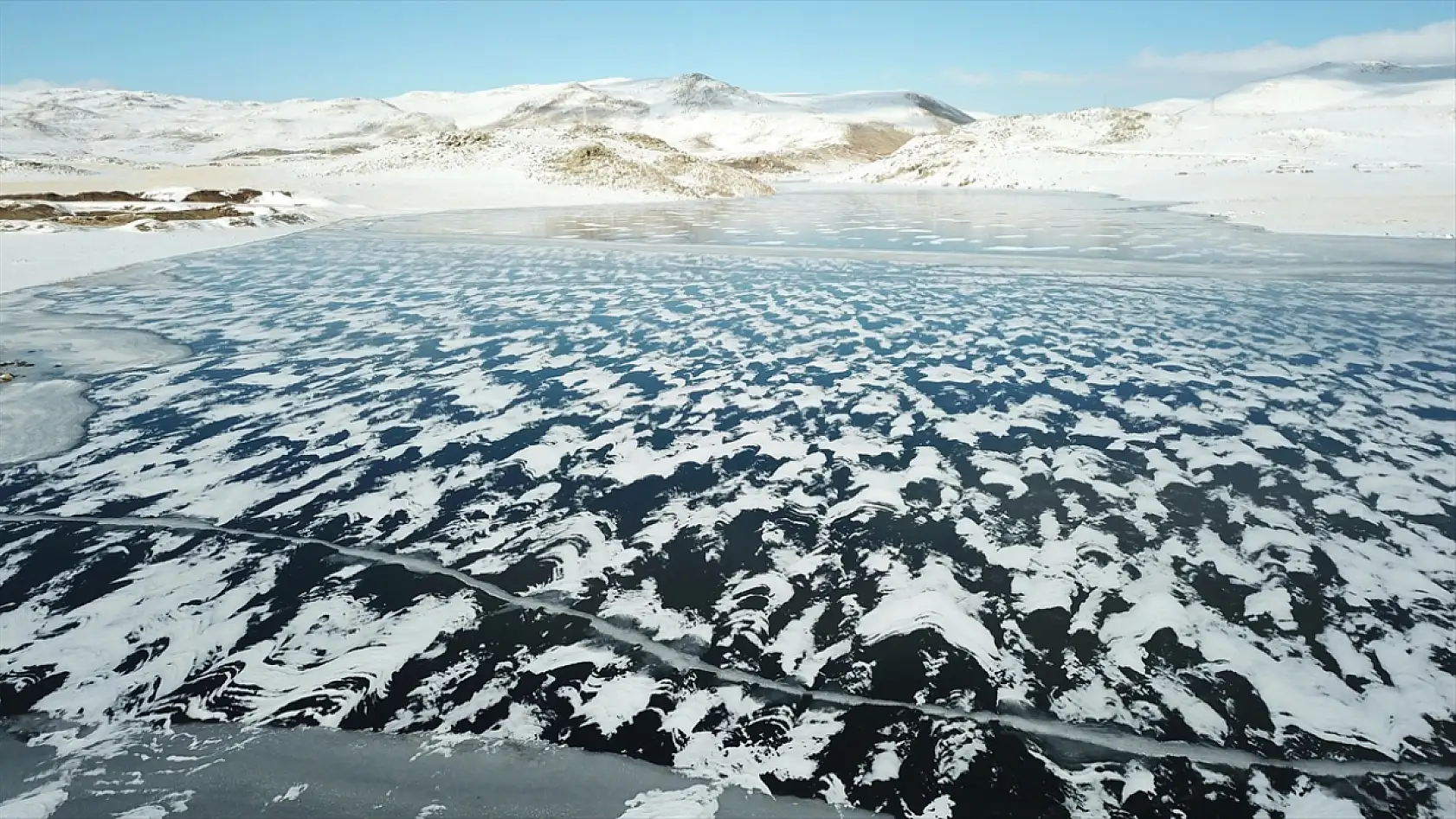 Taşlıçay'da soğuk hava Derecik Barajı'nı esir aldı