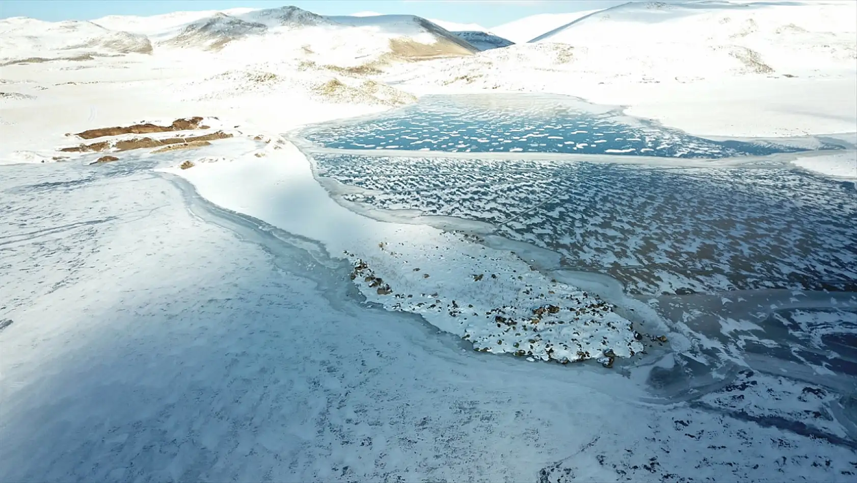 Taşlıçay'da soğuk hava Derecik Barajı'nı esir aldı