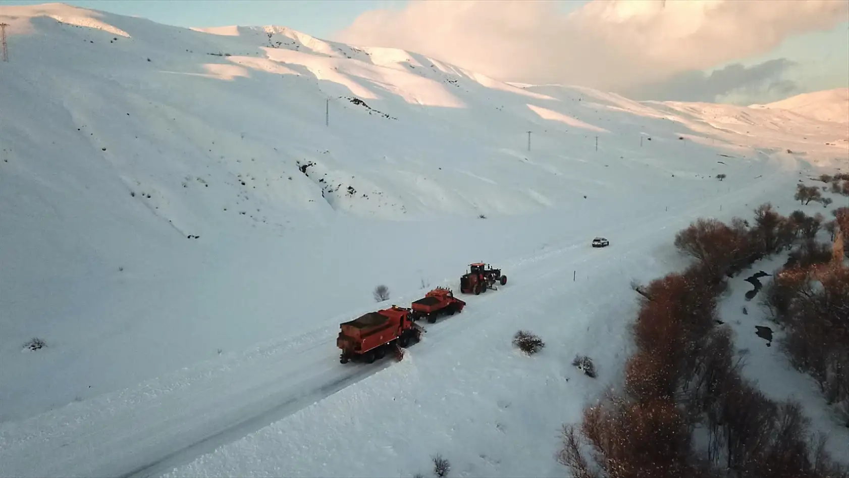 Ağrı-Kars yolunda beyaz mücadele devam ediyor