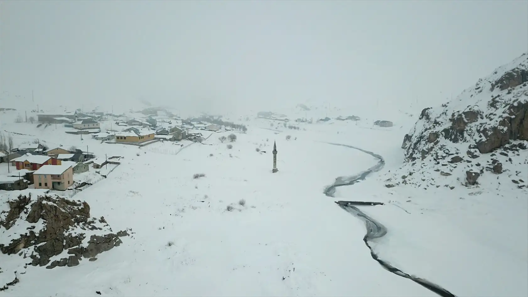 Sis ve buz Yazıcı Barajı'nı sardı