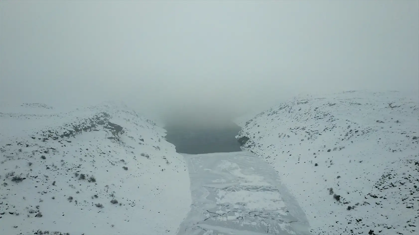 Sis ve buz Yazıcı Barajı'nı sardı
