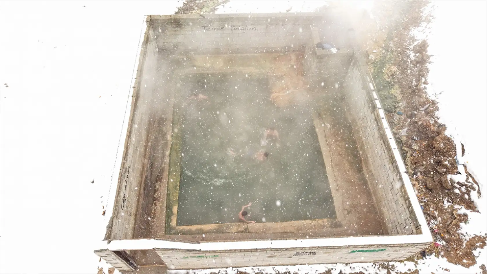 Kar yağarken termal havuza giriyorlar