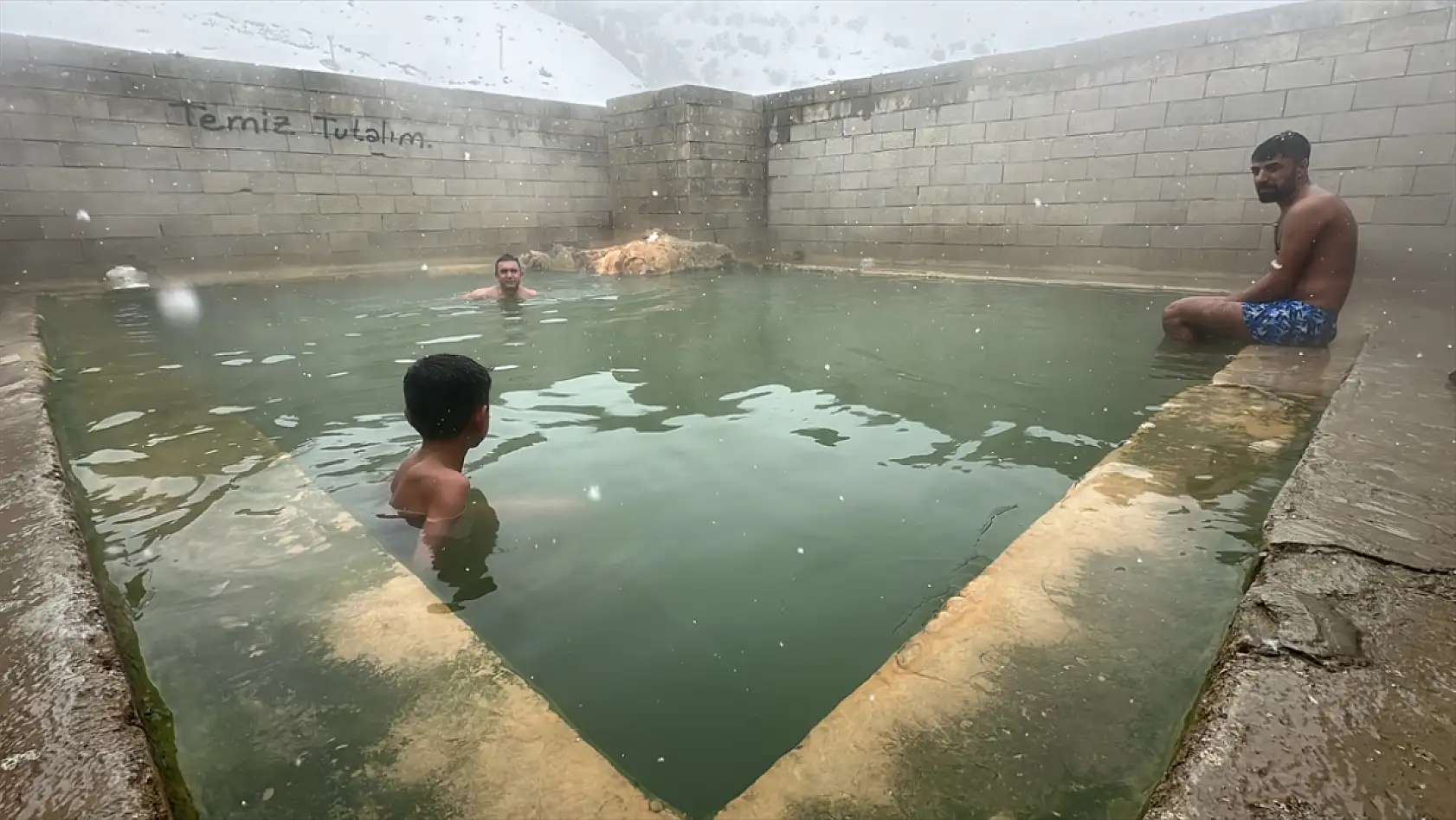 Kar yağarken termal havuza giriyorlar