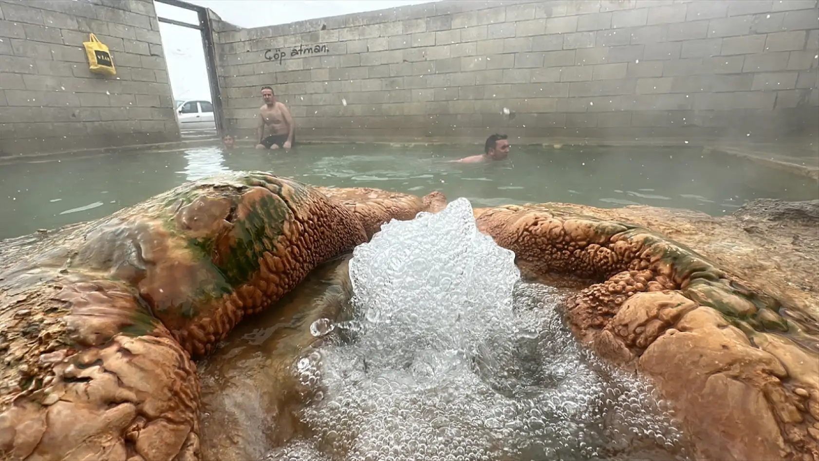 Kar yağarken termal havuza giriyorlar