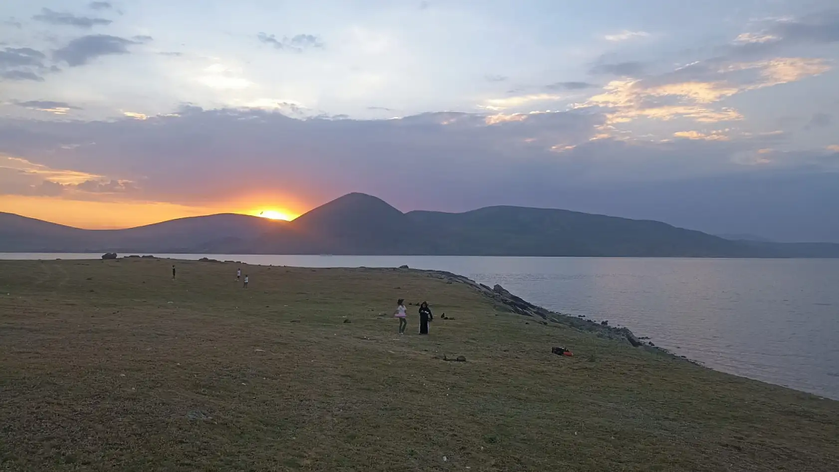 Sıcaklardan bunalanların yeni rotası! Ağrılılar Balık Gölü'nde gün doğumunu karşılıyor