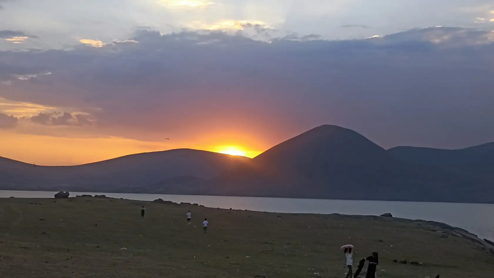 Sıcaklardan bunalanların yeni rotası! Ağrılılar Balık Gölü'nde gün doğumunu karşılıyor