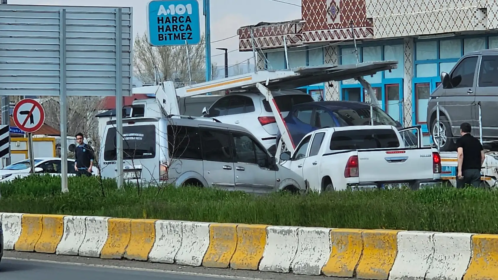 Ağrı-Van karayolunda kaza: trafik kilometrelerce uzadı