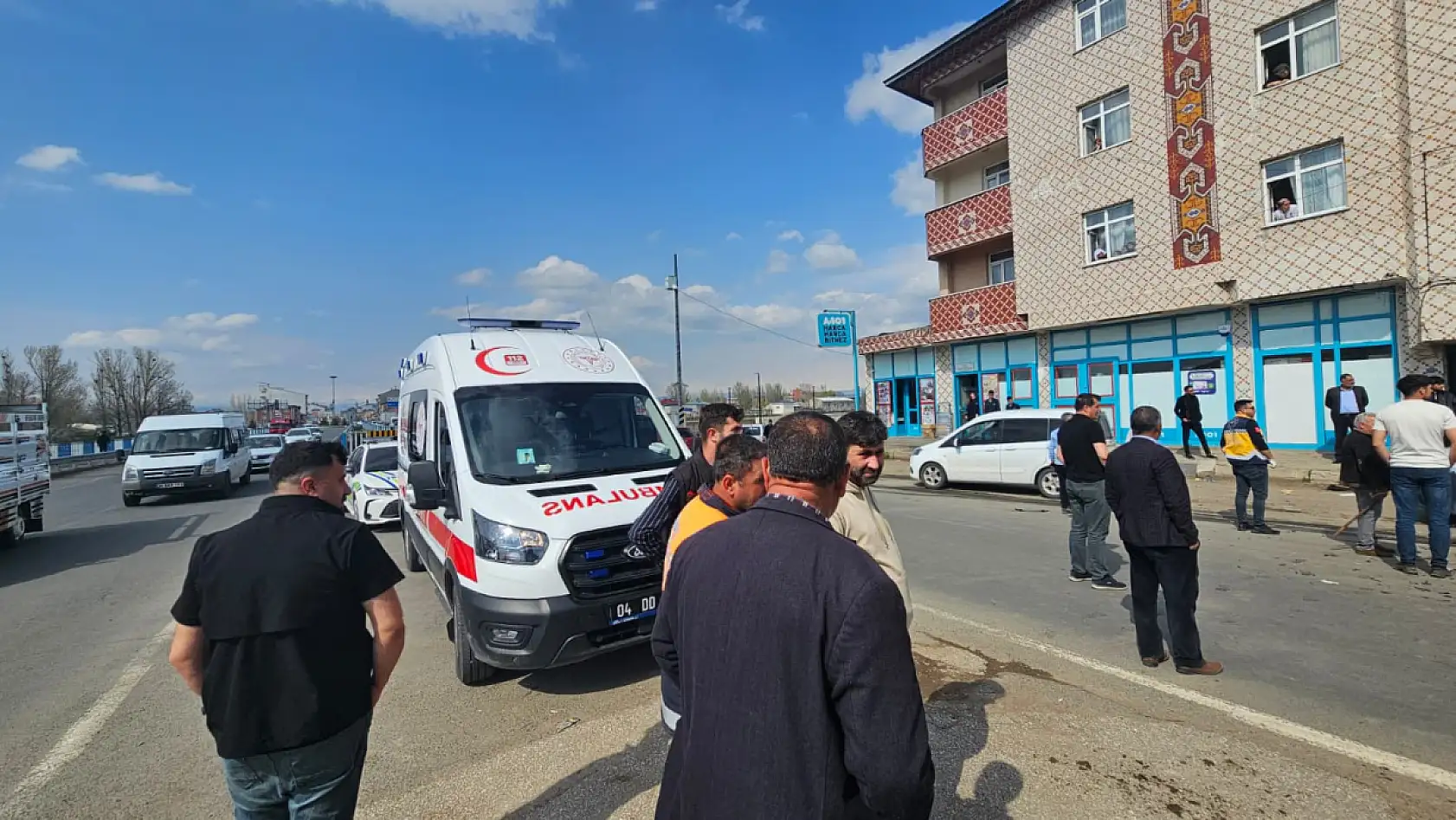 Ağrı-Van karayolunda kaza: trafik kilometrelerce uzadı