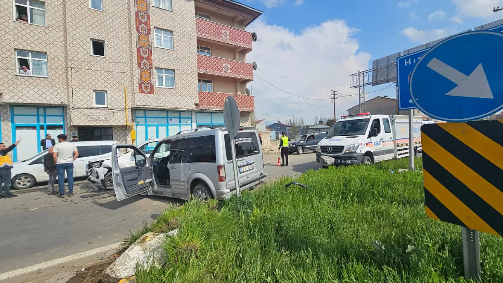 Ağrı-Van karayolunda kaza: trafik kilometrelerce uzadı