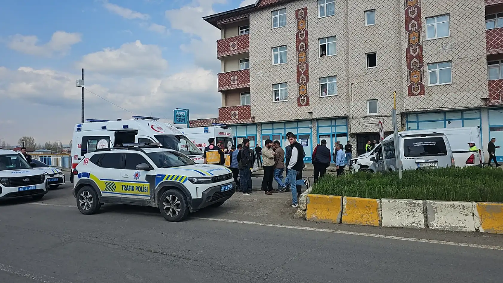 Ağrı-Van karayolunda kaza: trafik kilometrelerce uzadı