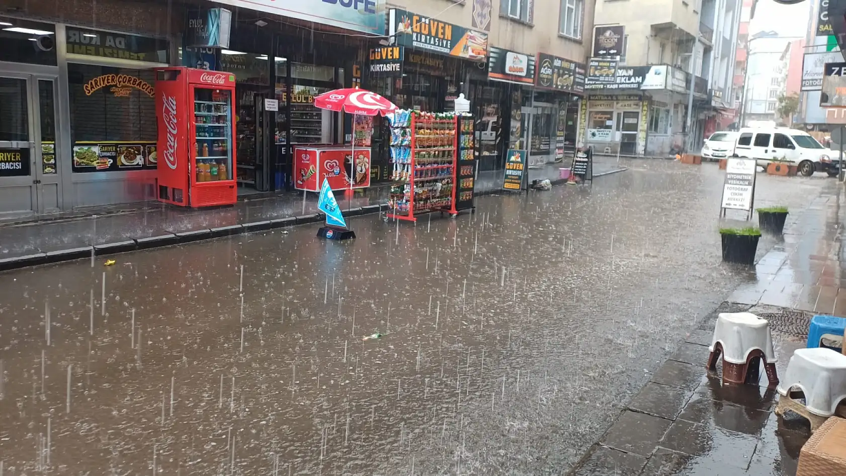 Ağrı'da sağanak yağış şehri esir aldı