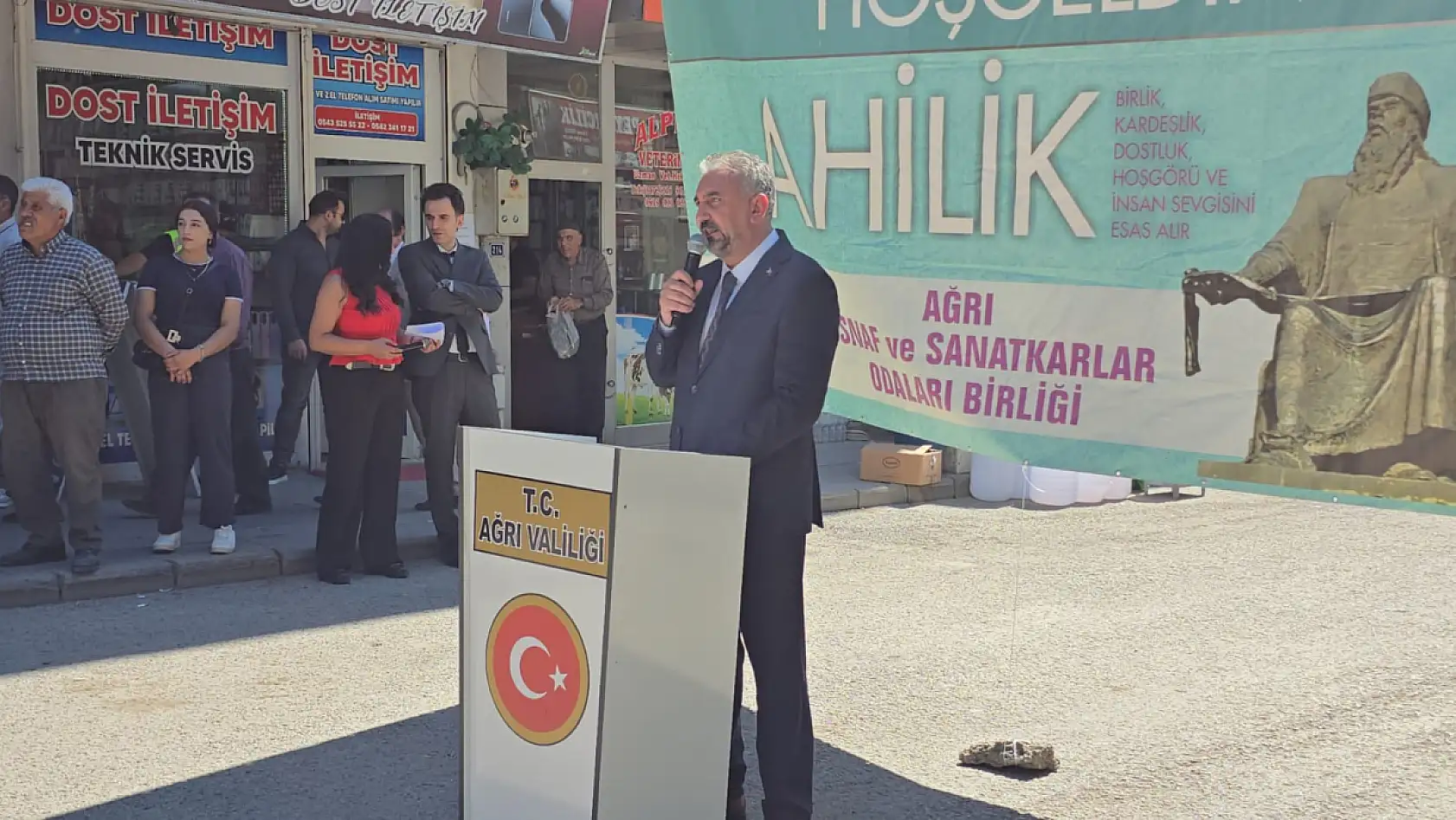 Ahilik geleneği Ağrı'da sokağa taşındı! Esnaf ve vatandaş aynı sofrada buluştu