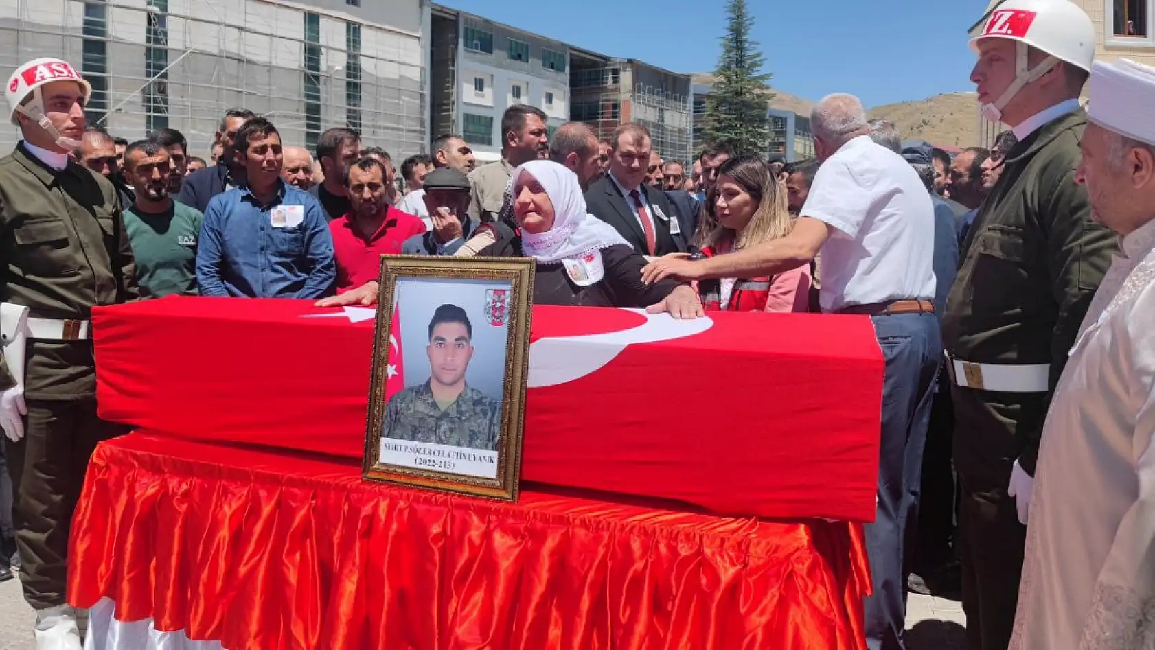 Bitlis'te şehit olan Er Celalettin Uyanık, gözyaşlarıyla uğurlandı