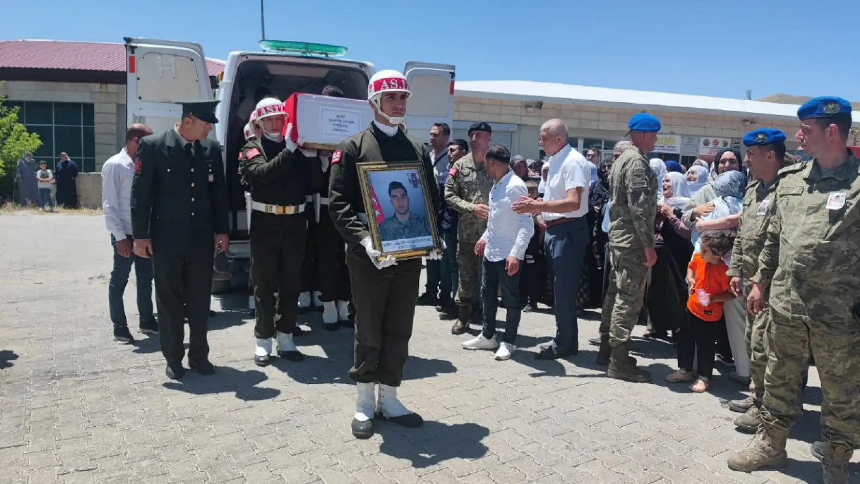 Bitlis'te şehit olan Er Celalettin Uyanık, gözyaşlarıyla uğurlandı