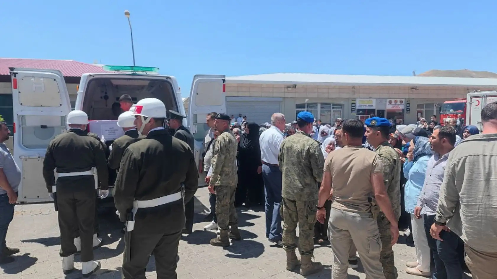 Bitlis'te şehit olan Er Celalettin Uyanık, gözyaşlarıyla uğurlandı