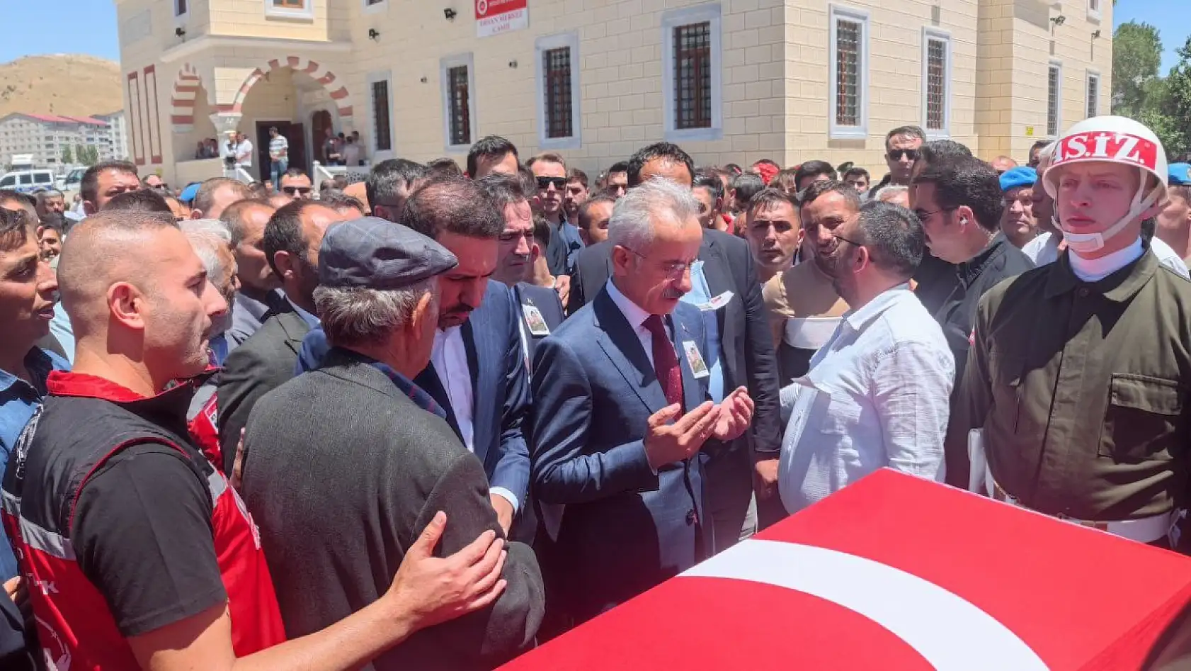Bitlis'te şehit olan Er Celalettin Uyanık, gözyaşlarıyla uğurlandı