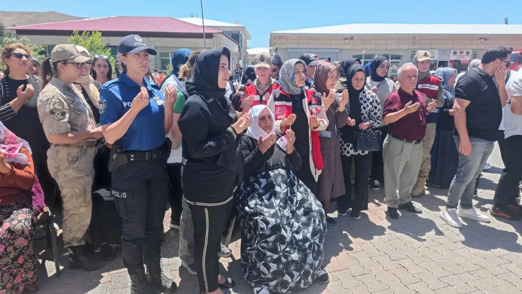 Bitlis'te şehit olan Er Celalettin Uyanık, gözyaşlarıyla uğurlandı
