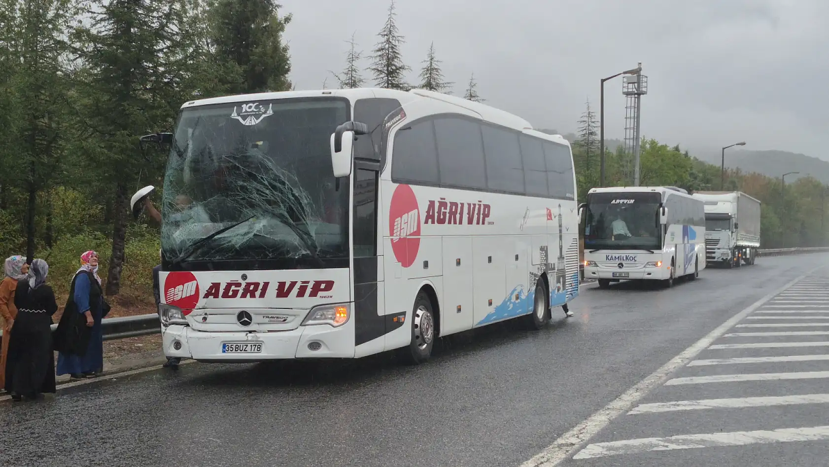 Ağrı otobüsü Düzce'de kaza yaptı! Yolcular çareyi bagaj kapağında buldu